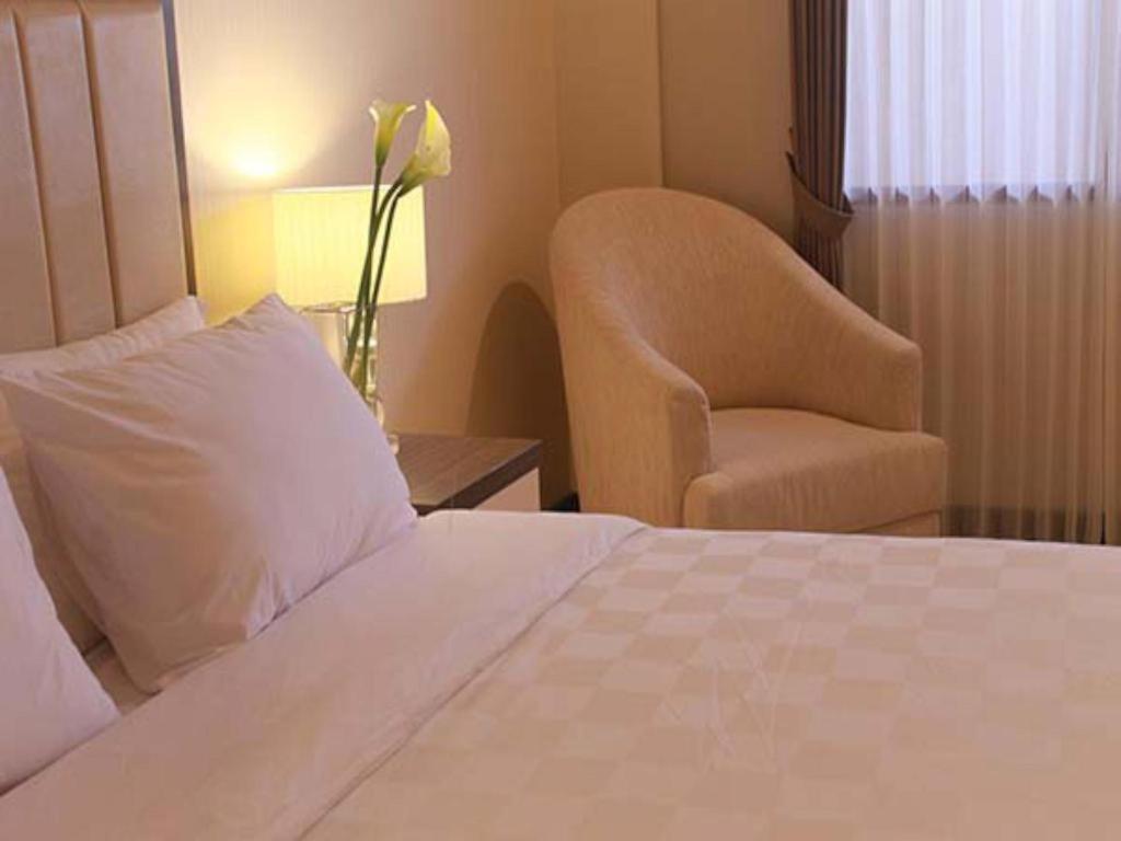 Bella Hotel Surabaya Exterior photo